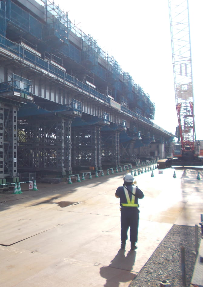 設備の警備をしている様子