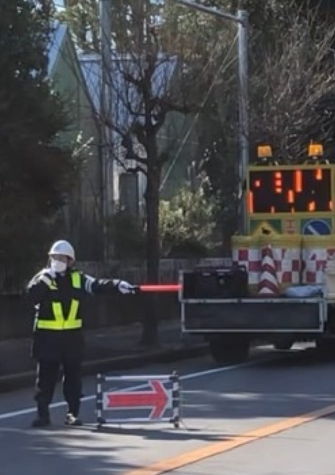 道路で警備している様子
